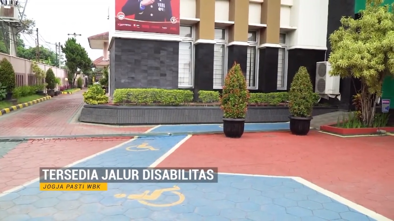 jalur disabilitas lapangan