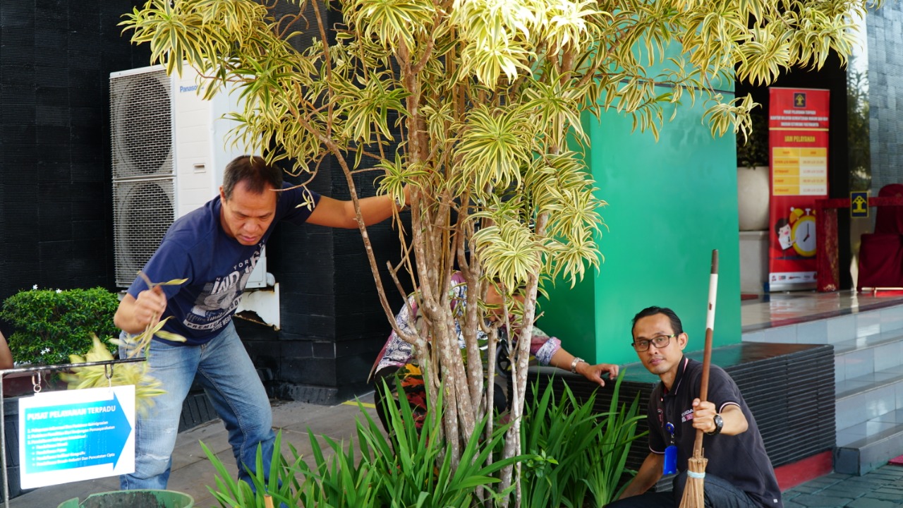 Jumat Bersih, Ka.Kanwil Kemenkumham D.I Yogyakarta Pimpin Jajarannya Kerja Bakti di Sekitar Kantor Setelah Apel Pagi