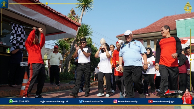 Kadiv Keimigrasian Kibaskan Bendera Start Jalan Sehat Peringatan HDKD 2019
