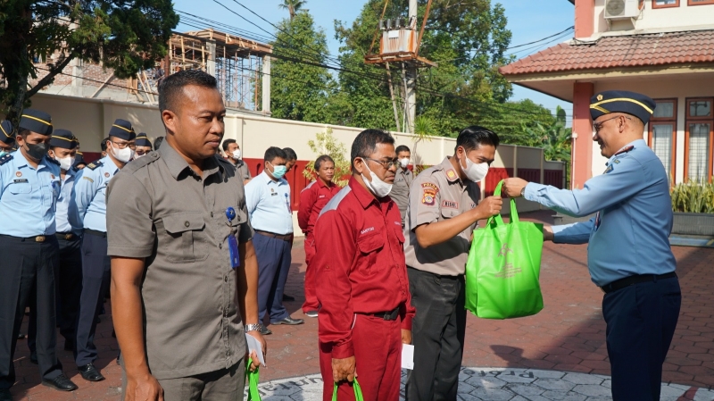 Pegawai Kanwil Kemenkumham DIY Berbagi ke PPNPN di Momen Jelang Idulfitri