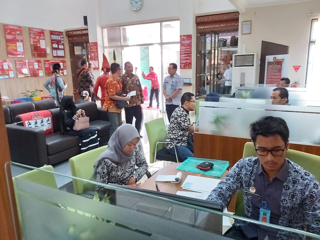 Pastikan Pelayanan Prima, Kakanwil Turun Langsung Menyapa Pengguna Layanan di Kanwil Kemenkumham D. I. Yogyakarta