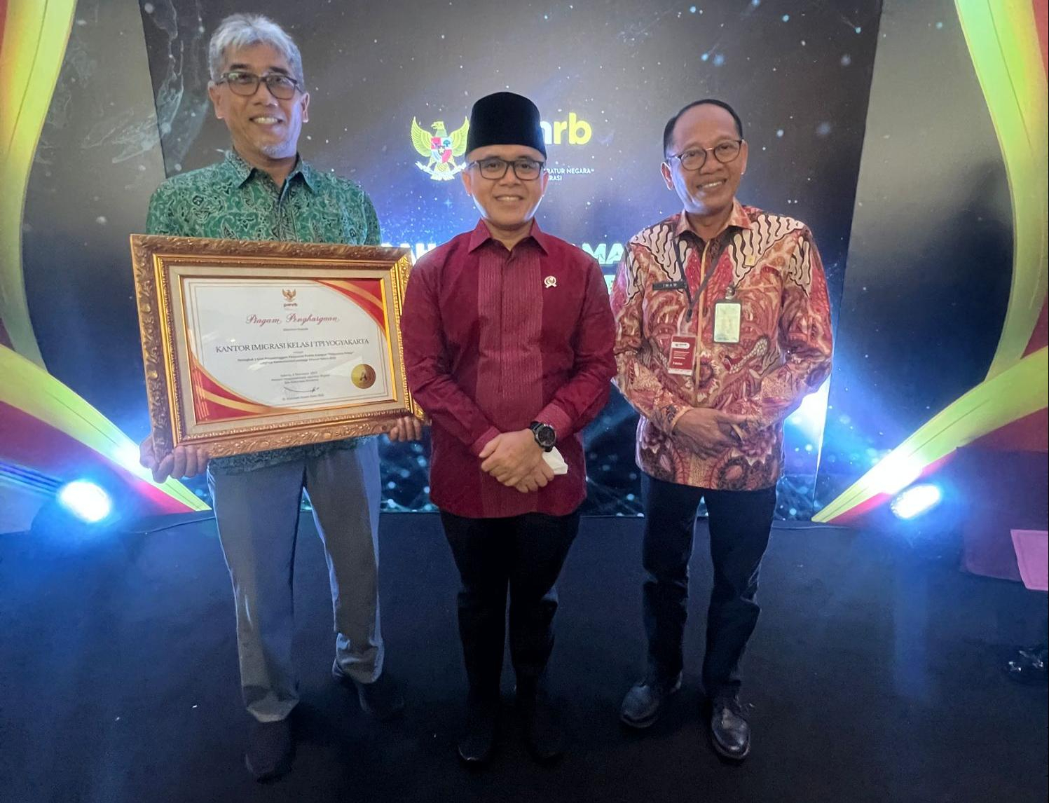 Penghujung Tahun Luar Biasa, Kantor Imigrasi Yogyakarta Raih Penghargaan Pelayanan Publik Tingkat Nasional